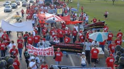Bancários em marcha durante greve da categoria, com faixas e cartazes em Brasília (foto de arquivo)
