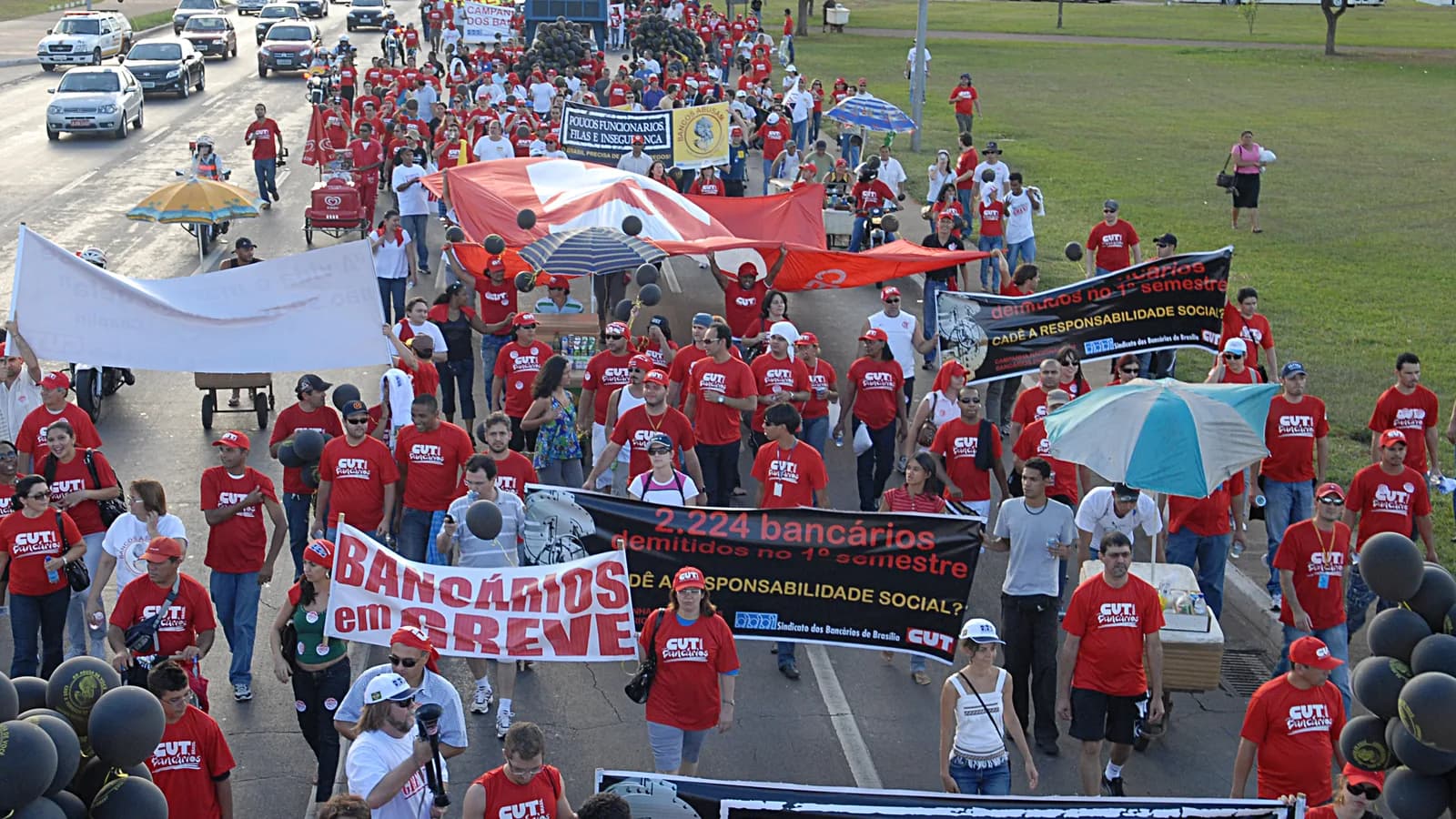 Bancários em marcha durante greve da categoria, com faixas e cartazes em Brasília (foto de arquivo)