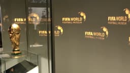Taça da Copa do Mundo da Fifa em exposição no Museu do Futebol, em Zurique