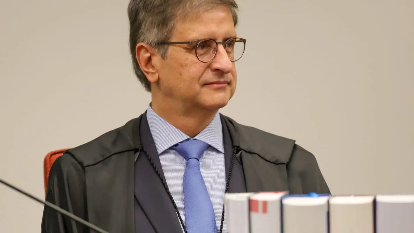 Autoridade de toga fala em sessão de julgamento no STF