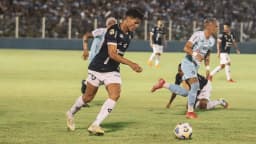 Jogadores do Remo, de uniforme preto e branco, disputam lance em campo durante clássico (foto de arquivo)