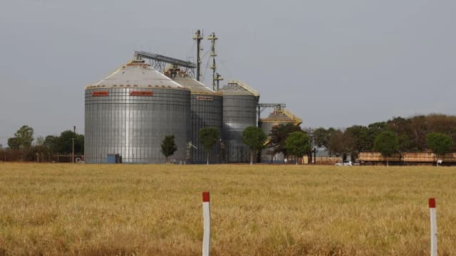 Silos de armazenamento de grãos em área rural, símbolo da produção e da economia brasileira