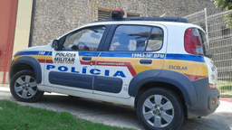 Viatura da Polícia Militar de Minas Gerais estacionada em frente a um prédio, imagem de arquivo/contexto, não é do ônibus do caso
