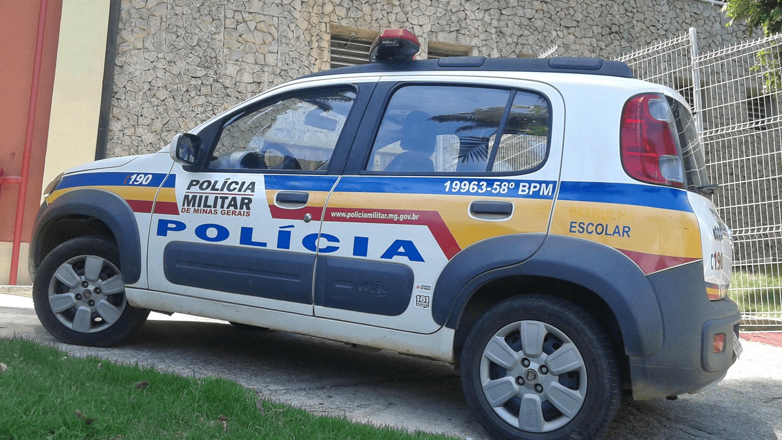 Viatura da Polícia Militar de Minas Gerais estacionada em frente a um prédio, imagem de arquivo/contexto, não é do ônibus do caso