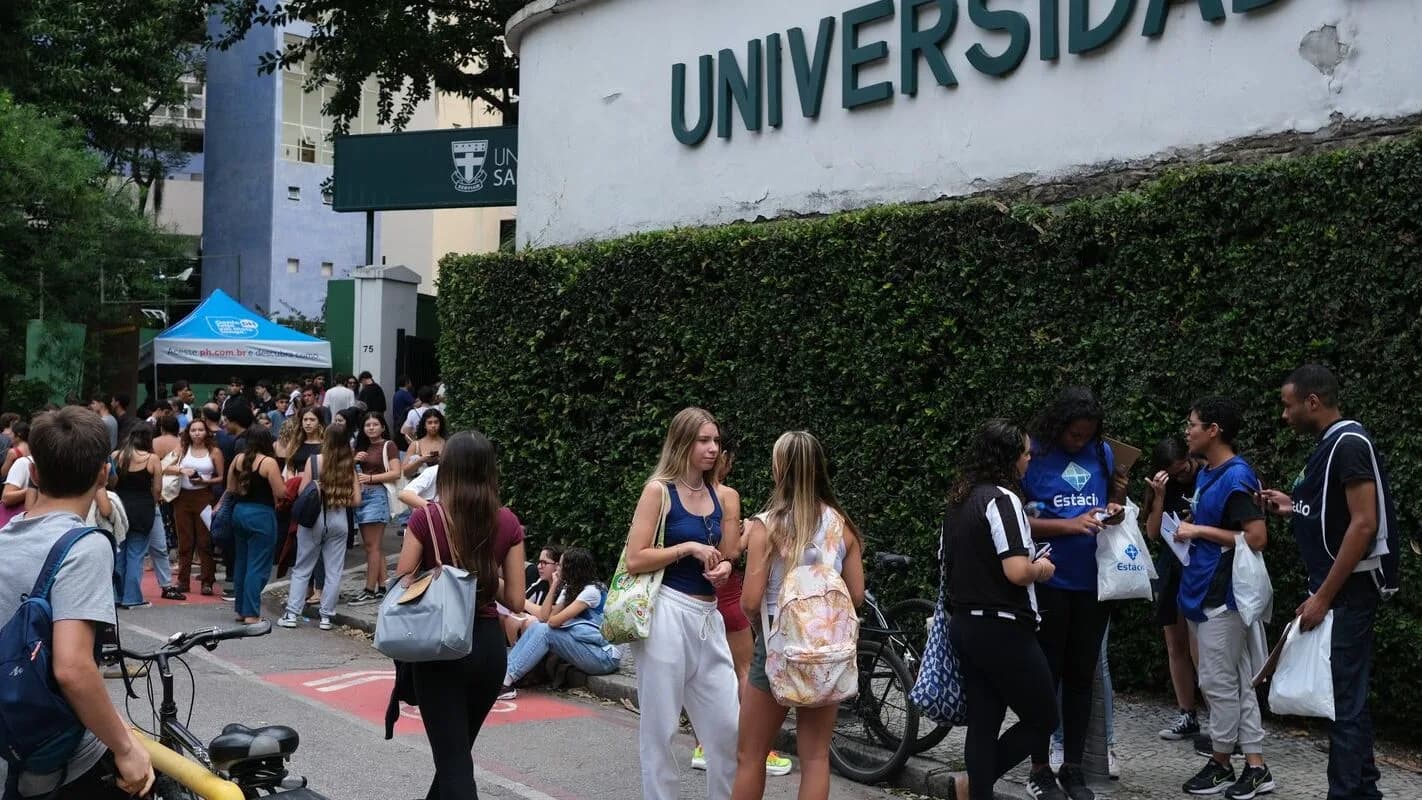 Candidatos se reúnem em frente a local de prova antes de exame de vestibular