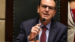 Eduardo Paes discursa ao microfone durante sessão, em 8 de outubro de 2026
