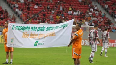 Jogadores do Fluminense em campo durante partida do Campeonato Carioca