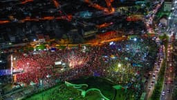Multidão acompanha Lula em ato de campanha (foto de arquivo)
