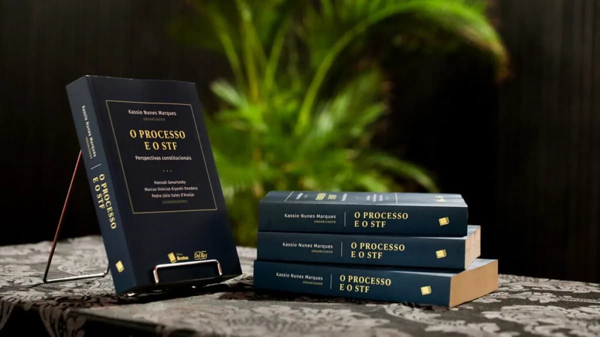 Livro do ministro Kassio Nunes Marques, presidente do TSE, exposto sobre uma mesa