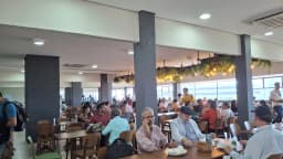 Pessoas almoçando em mesas de restaurante movimentado em Fortaleza, foto de arquivo