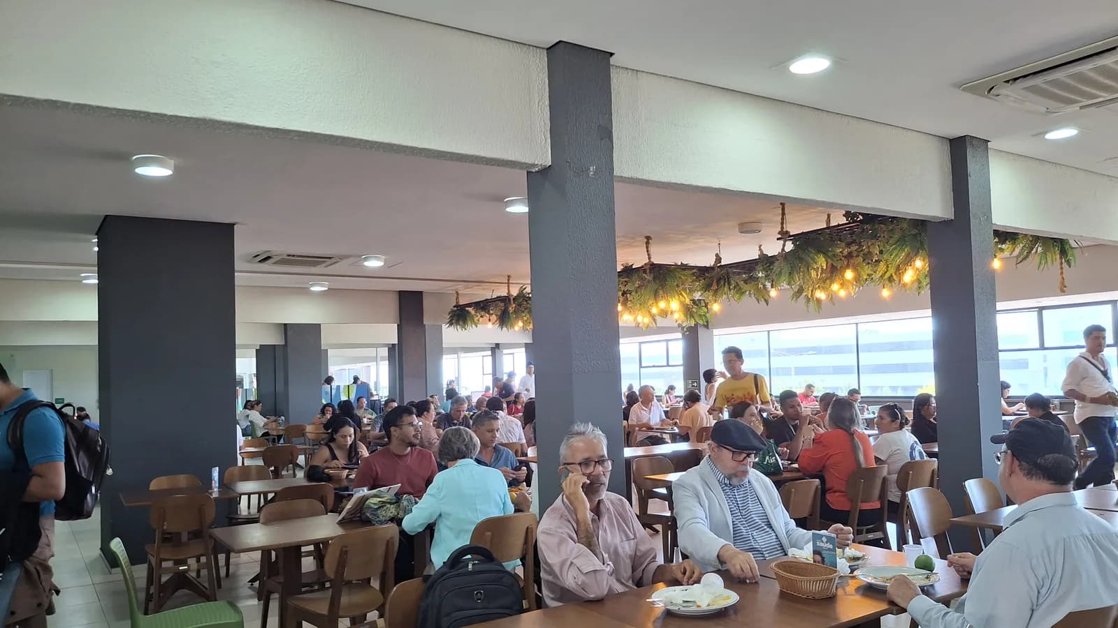 Pessoas almoçando em mesas de restaurante movimentado em Fortaleza, foto de arquivo