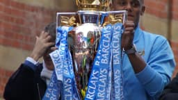 Vincent Kompany ergue troféu da Premier League em foto de arquivo