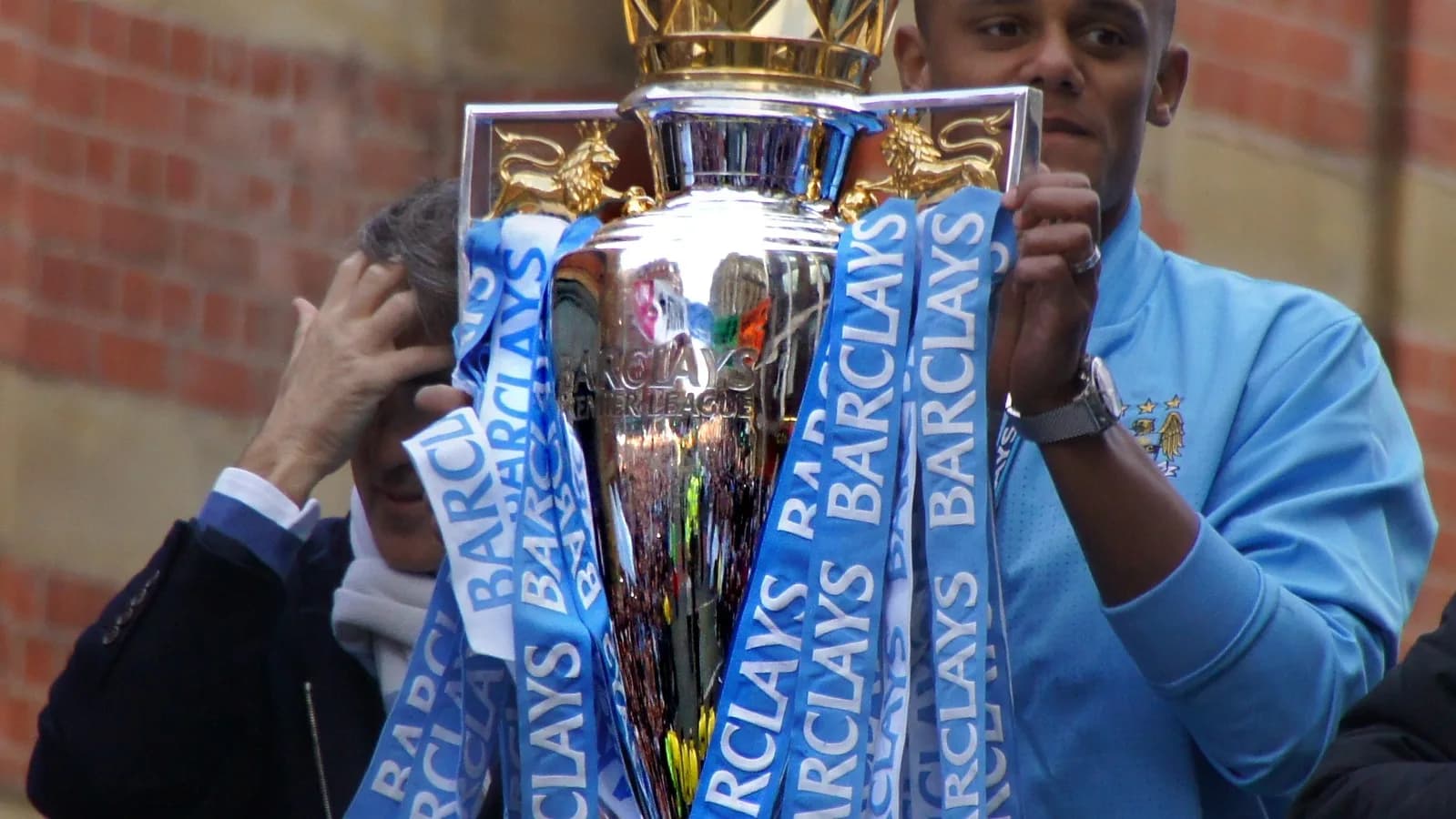 Vincent Kompany ergue troféu da Premier League em foto de arquivo