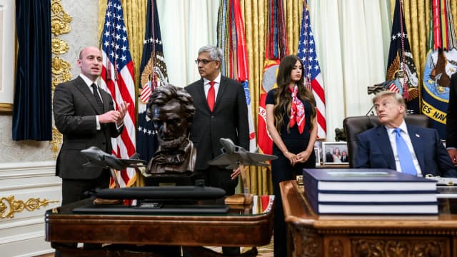 Donald Trump durante cerimônia no Salão Oval da Casa Branca em agosto de 2026