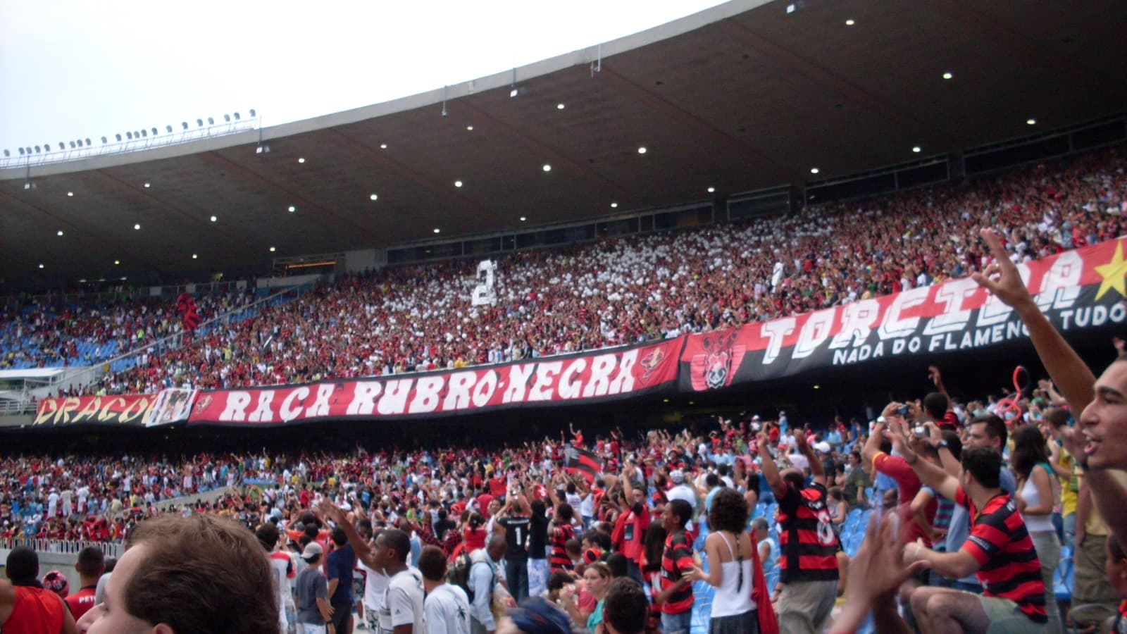 Imagem de arquivo: torcedores do Flamengo lotam a arquibancada do Estádio do Maracanã, no Rio de Janeiro, com faixas vermelhas e pretas estendidas