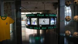 Instalação no Museu do Futebol em São Paulo com a camisa de Pelé de 1970 e telas exibindo seus gols