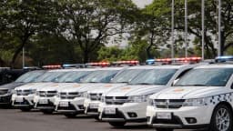 Frota de viaturas da Polícia Militar do Distrito Federal enfileiradas em solenidade