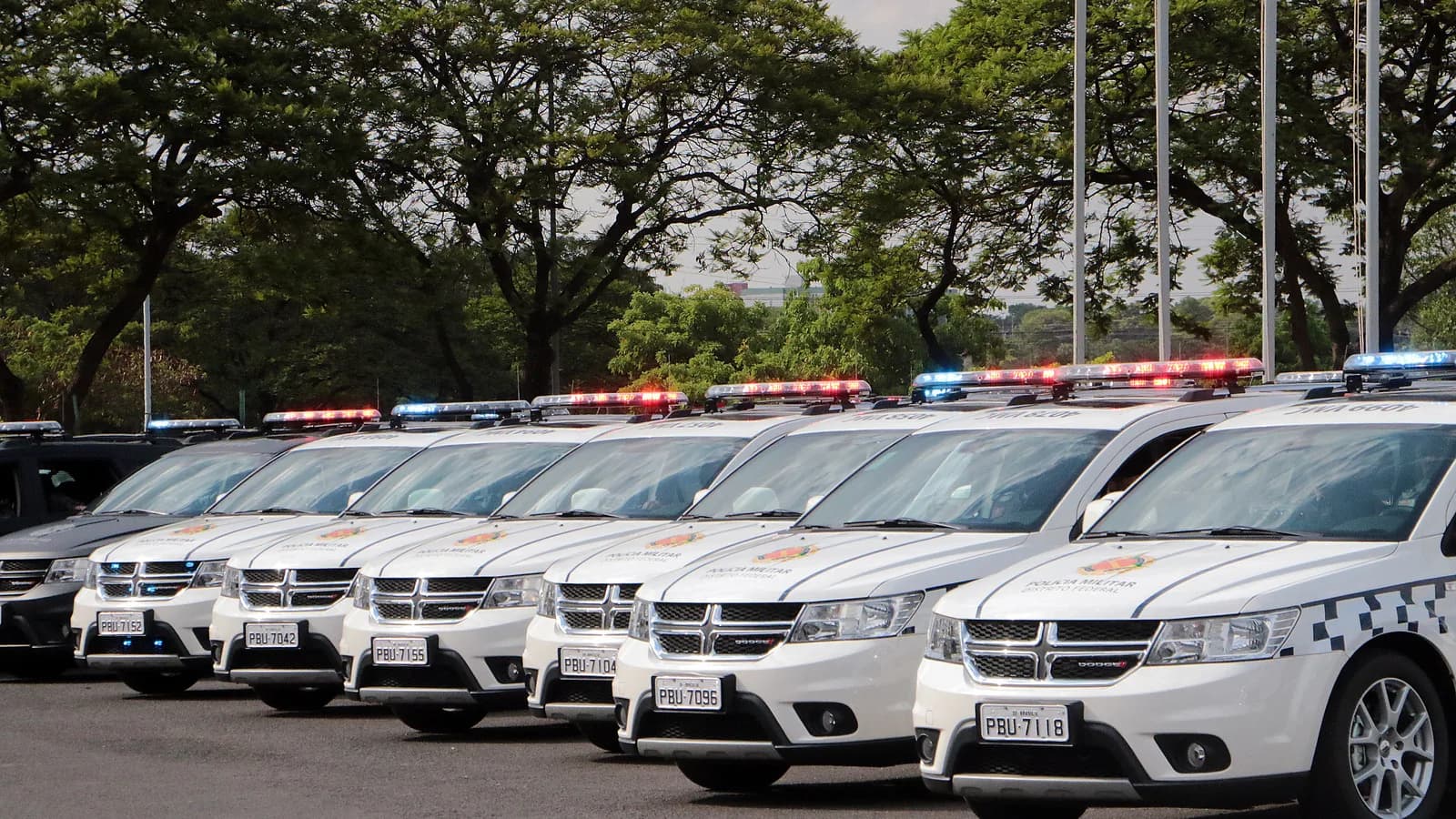 Frota de viaturas da Polícia Militar do Distrito Federal enfileiradas em solenidade