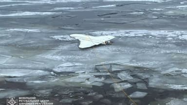Drone russo do tipo usado em ataques na Ucrânia, derrubado e fotografado sobre o gelo (foto de arquivo)