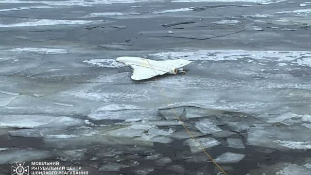 Drone russo do tipo usado em ataques na Ucrânia, derrubado e fotografado sobre o gelo (foto de arquivo)