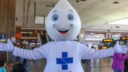 Zé Gotinha, mascote da campanha de vacinação, em terminal de ônibus durante o Dia D nacional