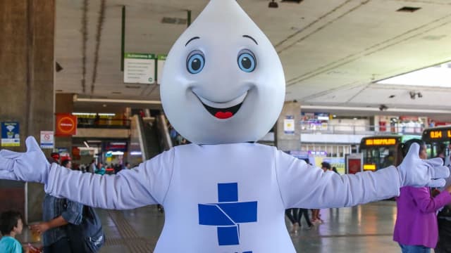 Zé Gotinha, mascote da campanha de vacinação, em terminal de ônibus durante o Dia D nacional