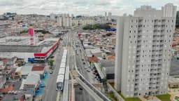 Vista aérea do trecho elevado da Linha 15-Prata do monotrilho em São Paulo