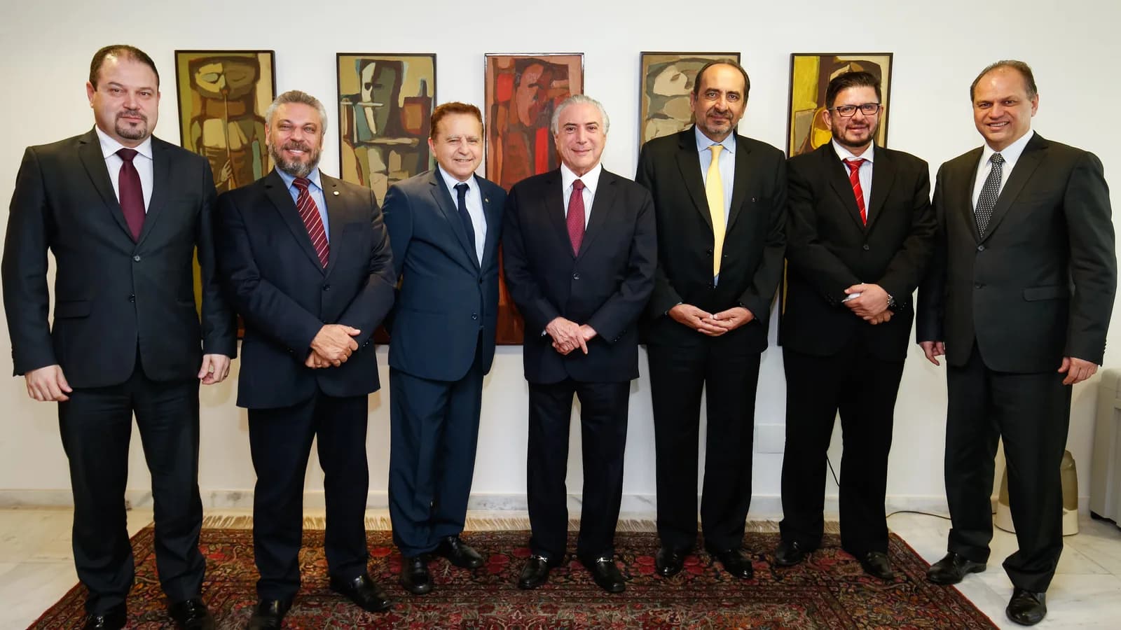 Alexandre Kalil, de gravata amarela, em audiência com Michel Temer e Vittorio Medioli em Brasília, em junho de 2017; foto de arquivo, sem relação com a visita ao hospital.