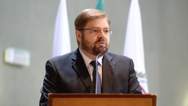 Agostinho Patrus discursa no plenário da Assembleia Legislativa de Minas Gerais, em foto de arquivo