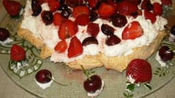 Torta coberta com morangos e cerejas frescas, prato típico de festas gastronômicas