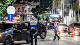 Agente de operação Lei Seca fiscaliza motorista em blitz noturna no Rio de Janeiro, foto de arquivo