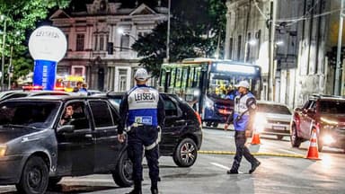 Agente de operação Lei Seca fiscaliza motorista em blitz noturna no Rio de Janeiro, foto de arquivo