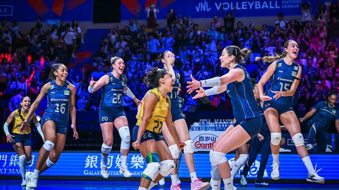 Jogadoras da seleção brasileira feminina de vôlei comemoram ponto em quadra durante partida internacional