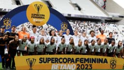 Elenco do Corinthians Feminino posa com o troféu da Supercopa Feminina 2023 na Neo Química Arena