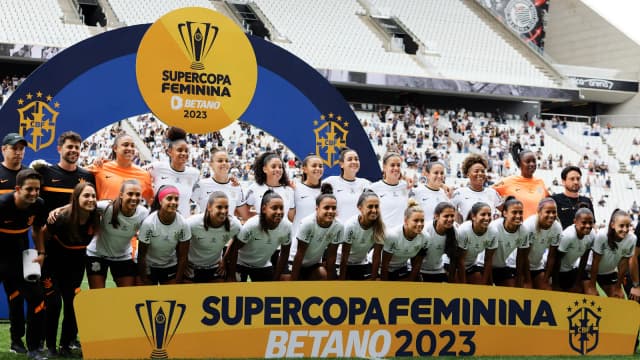 Elenco do Corinthians Feminino posa com o troféu da Supercopa Feminina 2023 na Neo Química Arena