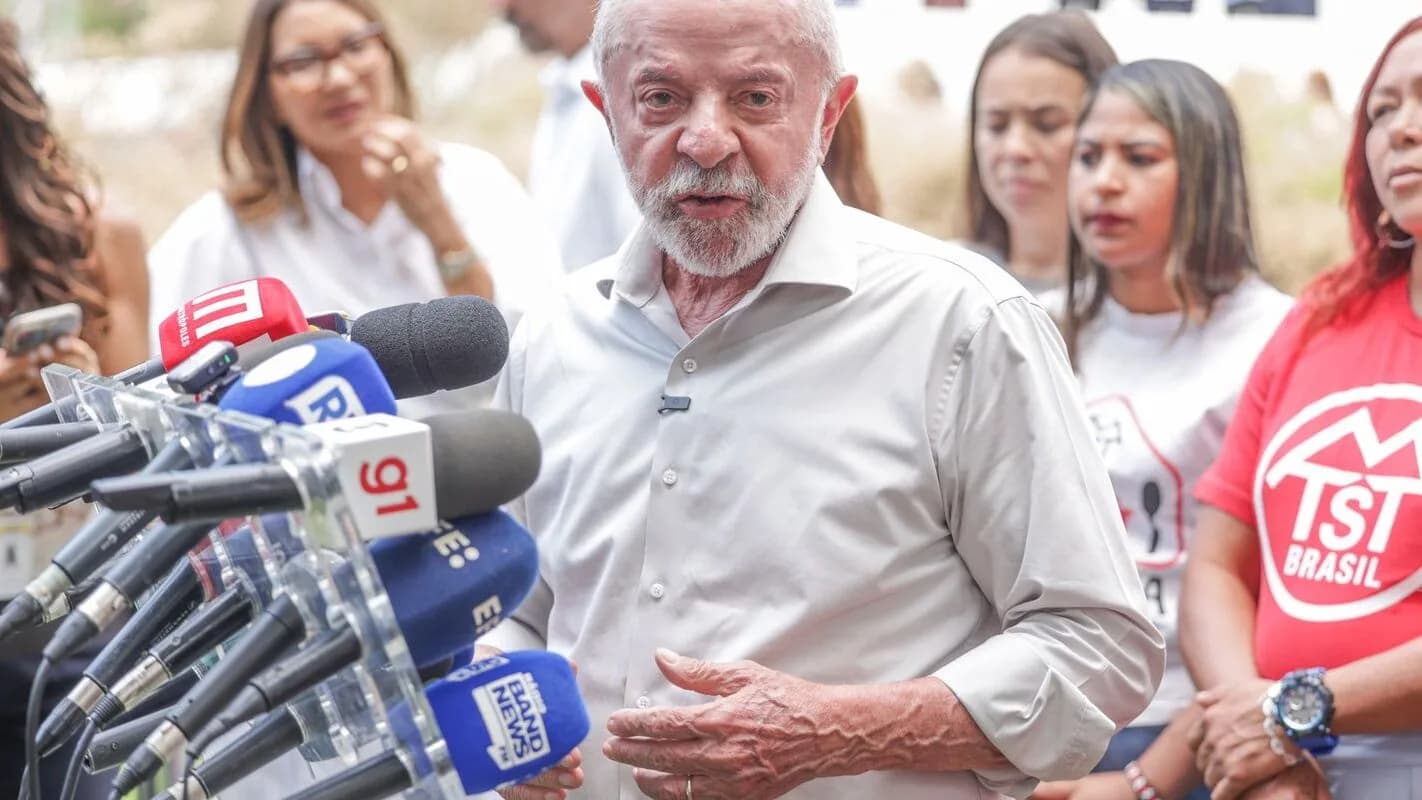 Lula fala a jornalistas após participar de missa no Palácio da Alvorada, em Brasília