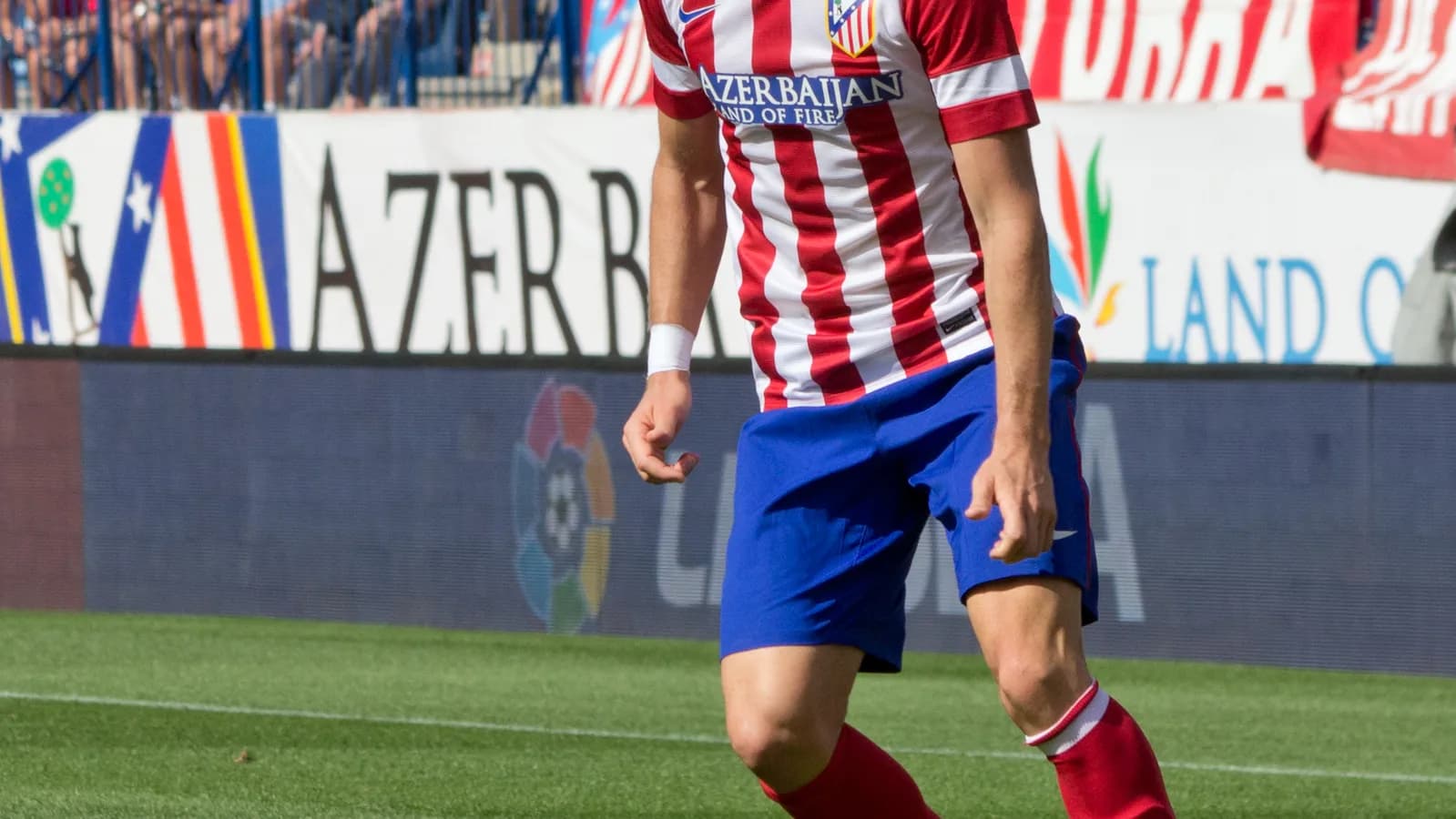Filipe Luís conduz a bola em jogo pelo Atlético de Madrid, em foto de arquivo de sua época como jogador