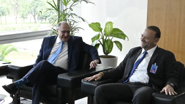 Edinho Silva, presidente do PT, ao lado do presidente Lula em reunião