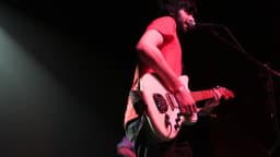Integrante da banda Supercombo canta e toca guitarra durante show de arquivo