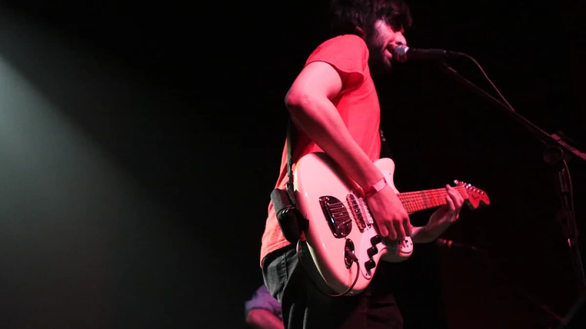 Integrante da banda Supercombo canta e toca guitarra durante show de arquivo