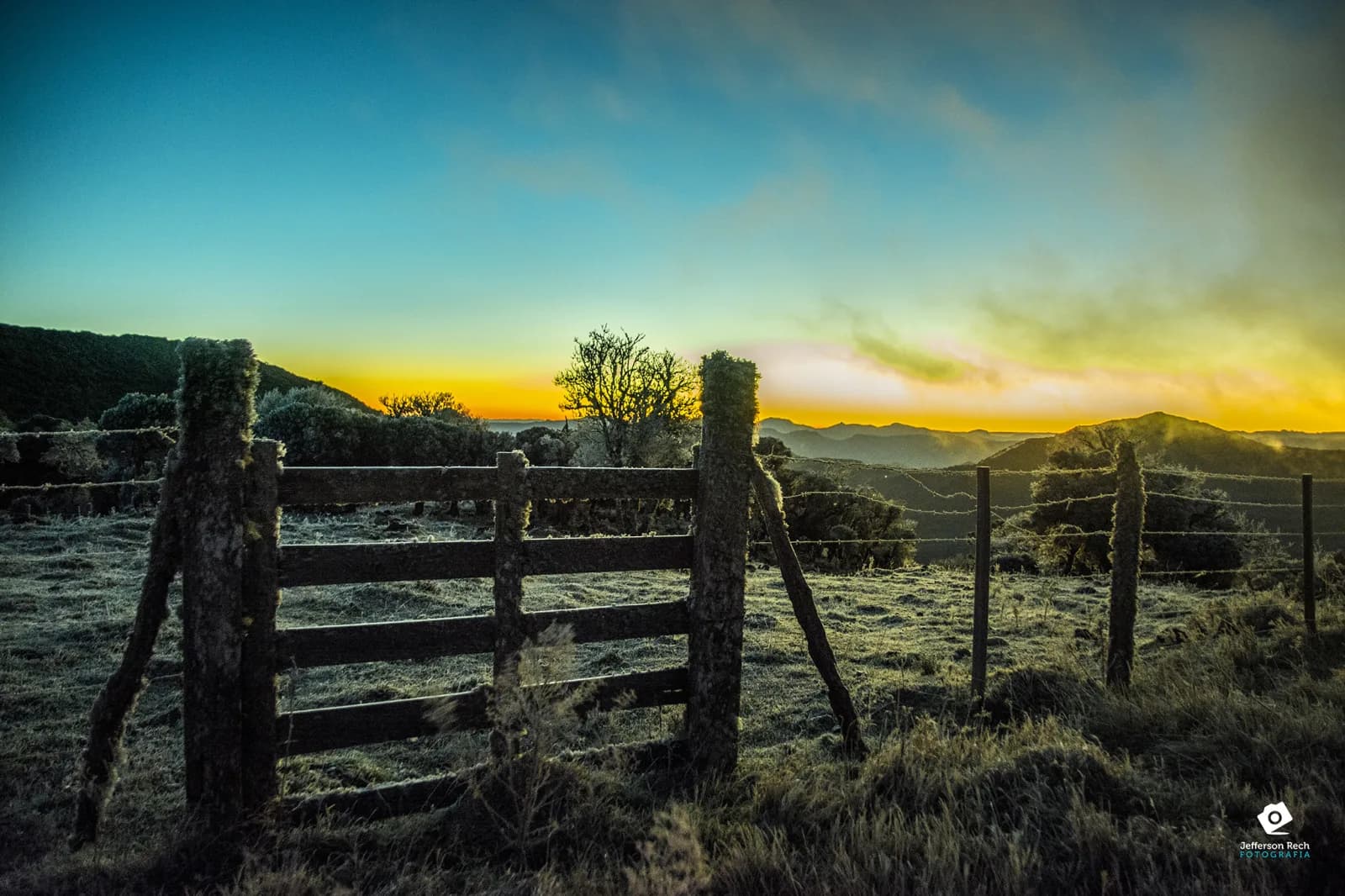 Cerca de madeira e campo cobertos de geada ao amanhecer em Urupema, na Serra Catarinense, em foto de arquivo