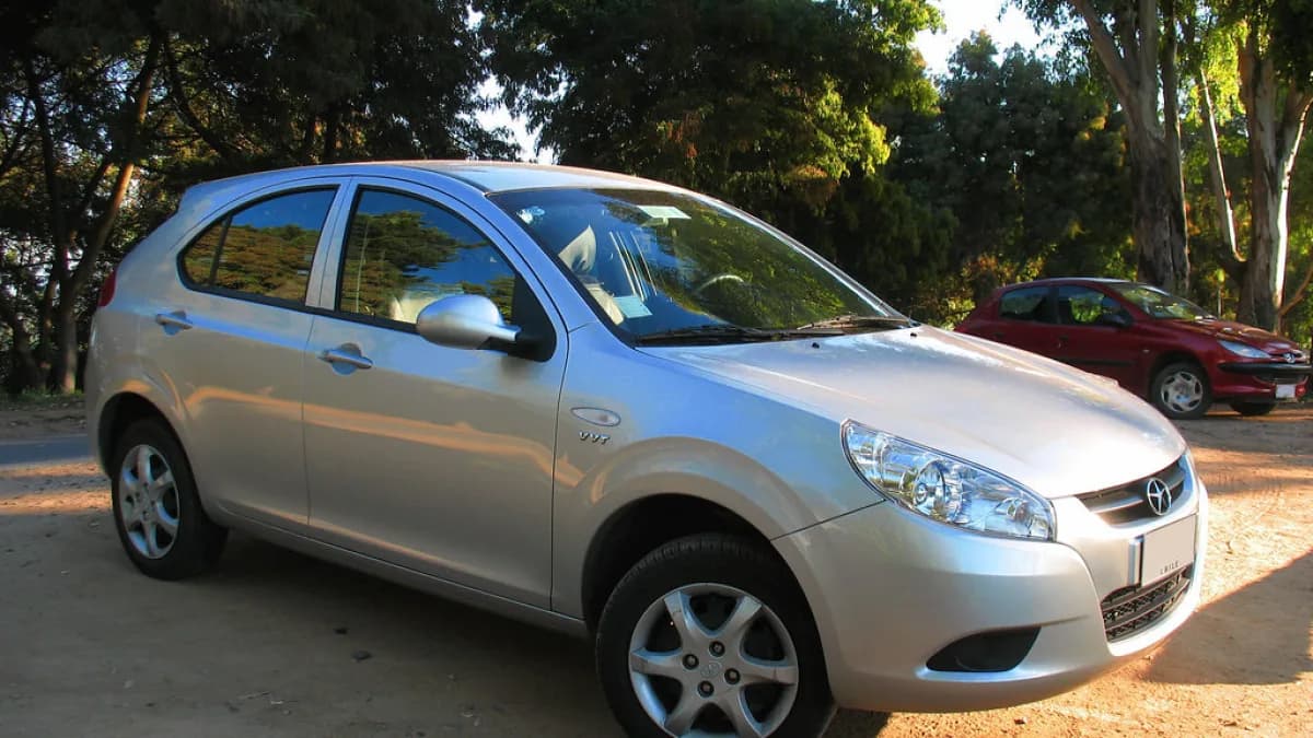 JAC J3 hatch prateado estacionado, visto de frente em ângulo