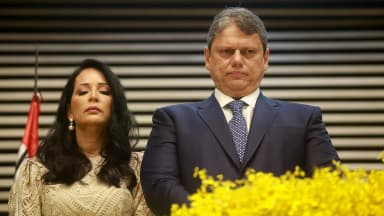Tarcísio de Freitas ao lado da esposa durante a cerimônia de posse como governador de São Paulo