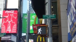 Placa da Little Brazil Street em Nova York, rua conhecida pela presença da comunidade brasileira