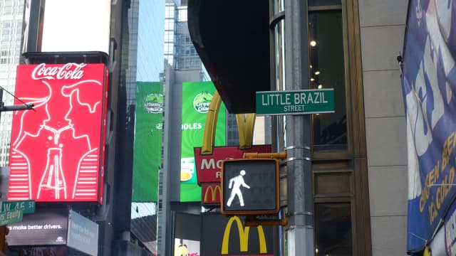Placa da Little Brazil Street em Nova York, rua conhecida pela presença da comunidade brasileira