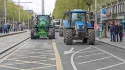 Tratores bloqueiam avenida em Dublin durante protesto contra o preço dos combustíveis na Irlanda