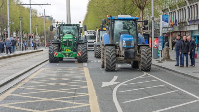 Tratores bloqueiam avenida em Dublin durante protesto contra o preço dos combustíveis na Irlanda