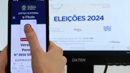 Eleitor segura celular aberto no aplicativo e-Título da Justiça Eleitoral