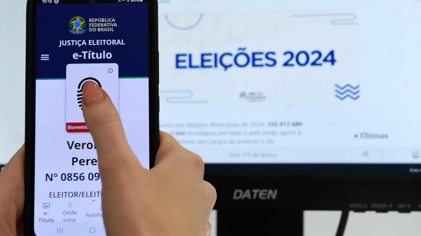 Eleitor segura celular aberto no aplicativo e-Título da Justiça Eleitoral