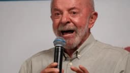 Lula fala ao microfone durante evento de campanha